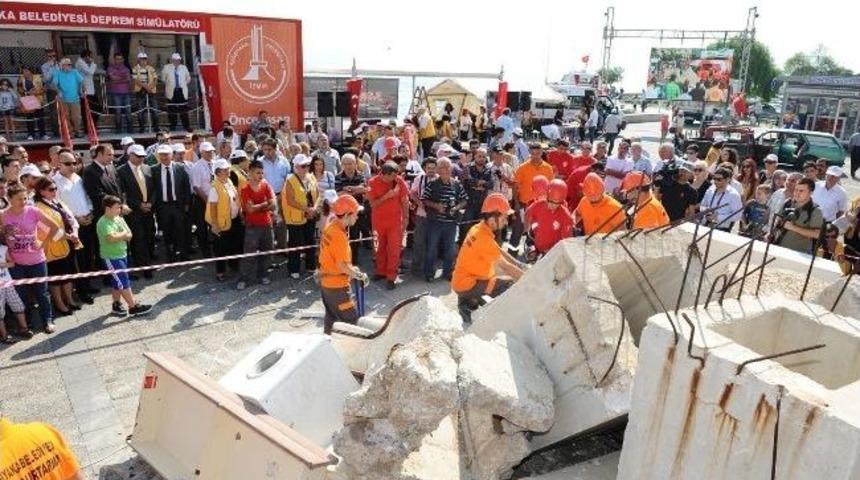 Karşıyaka&rsquo;da Deprem Tatbikatı İ&ccedil;in Bina Yıkılacak