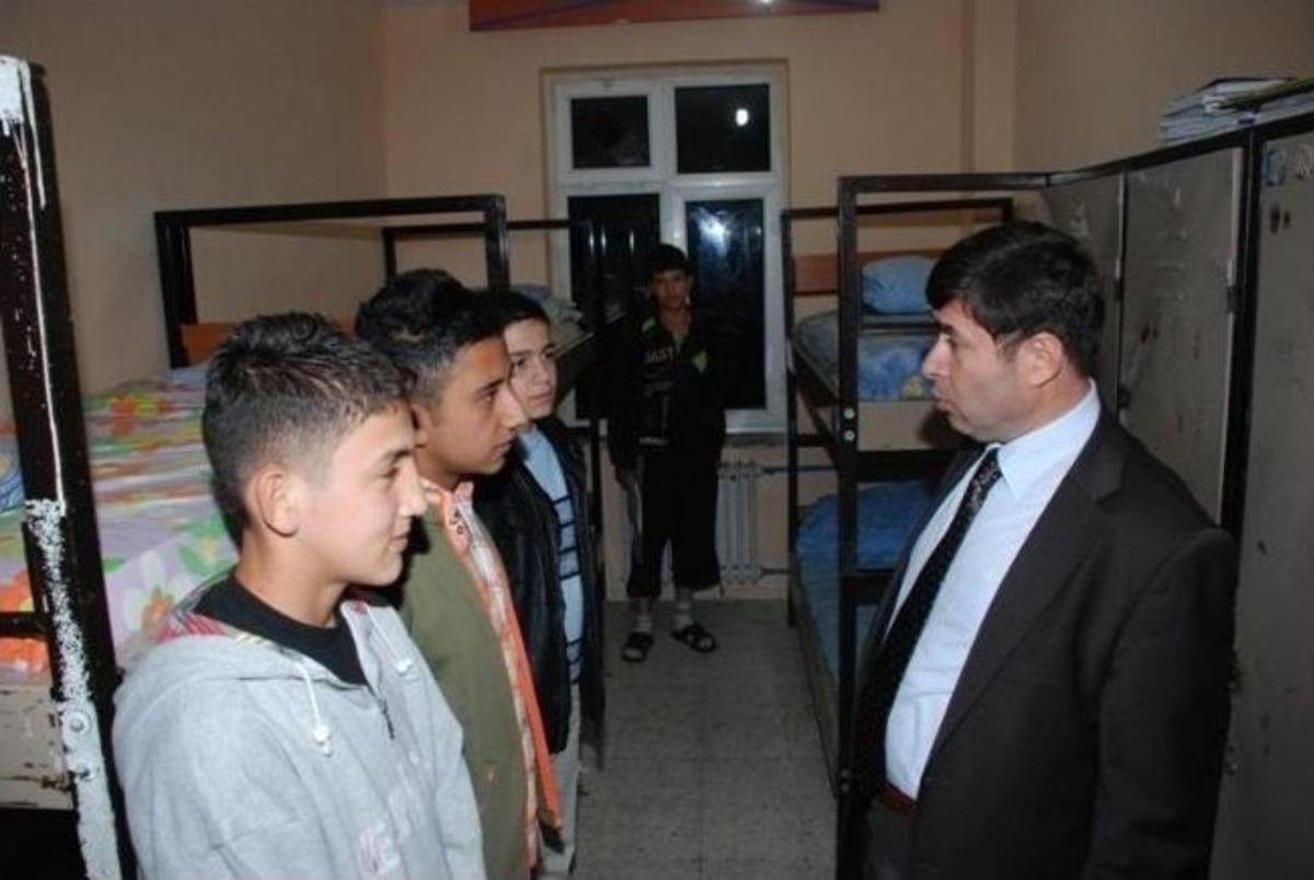 Milli Eğitim M&uuml;d&uuml;r&uuml; Kendini &Ouml;ğrencilere Adadı