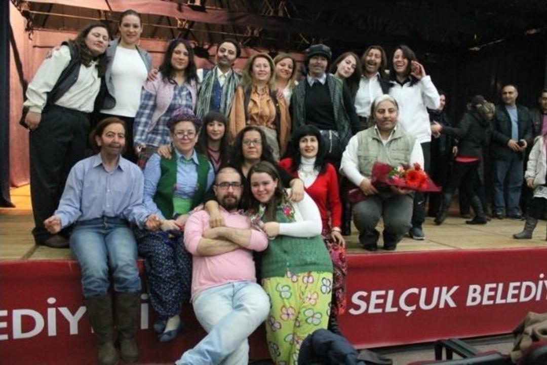 Amat&ouml;r Tiyatrocu Kadınlar Ayakta Alkışlandı