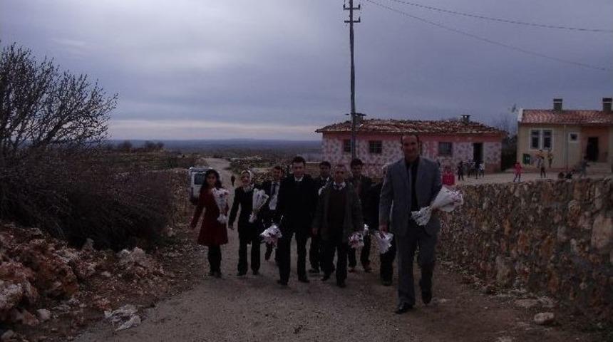 &Ouml;ğretmenlerden K&ouml;y Kadınlarına Karanfil