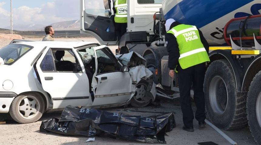 Beton Mikseri Otomobille &Ccedil;arpıştı: 1 &Ouml;l&uuml;, 5 Yaralı