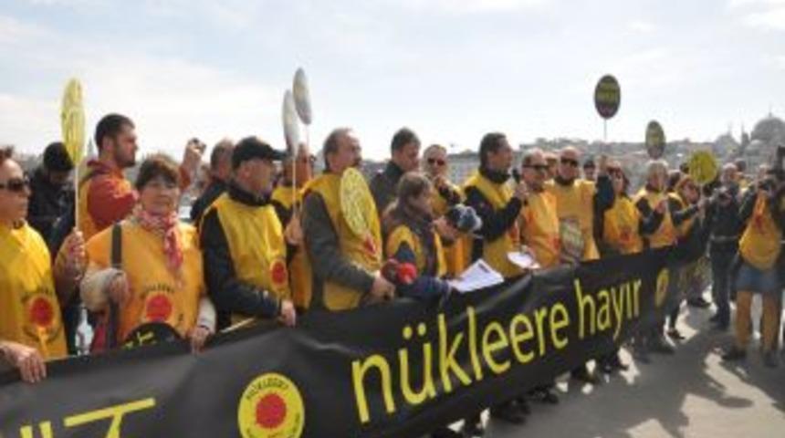 Fukuşima&rsquo;nın Yıl D&ouml;n&uuml;m&uuml;nde Galata K&ouml;pr&uuml;s&uuml;&rsquo;nde Insan Zinciri