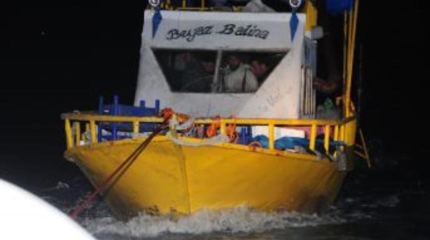 Er&ccedil;ek G&ouml;l&uuml;'nde -20 Derecede 6 Saat Mahsur Kalan Balık&ccedil;ılar Kurtarıldı