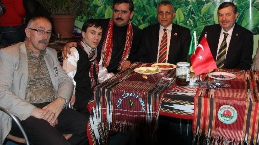 Ankara&rsquo;da Yapılan Rize G&uuml;nlerinde Ziyaret&ccedil;ilere 3 Ton Kivi Dağıtıldı