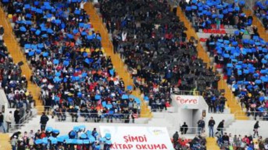 Ma&ccedil; &Ouml;ncesinde 4 Bin &Ouml;ğrenci Trib&uuml;nde Kitap Okudu