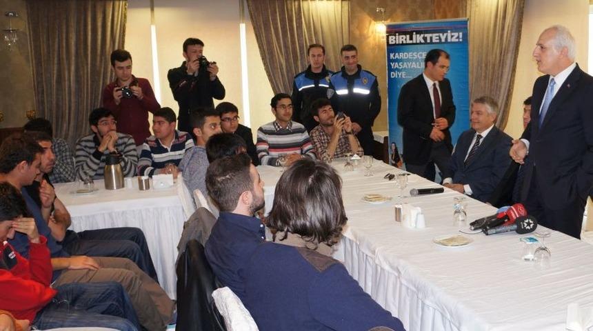 Vali Mutlu &Uuml;niversite &Ouml;ğrencileriyle Kahvaltıda Buluştu