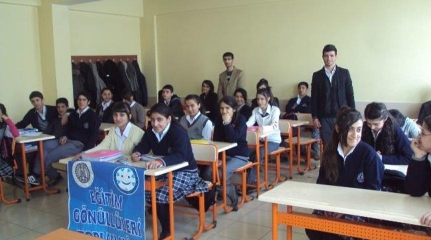 Atat&uuml;rk &Uuml;niversitesi &Ouml;ğrencilerinden Hakkari&rsquo;deki Lise &Ouml;ğrencilerine Kitap Desteği