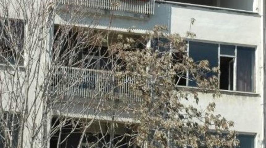 &Ccedil;ılgın Aşık Pankartla &Ouml;z&uuml;r Diledi