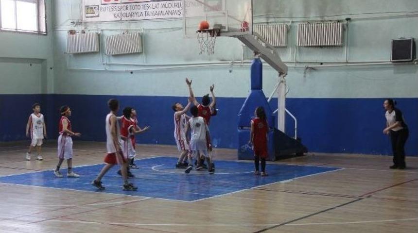 12 Dev Adam Okulları Basketbol M&uuml;sabakası