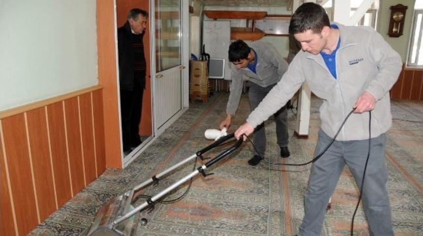 Manisa&rsquo;da Camiler Son Teknolojiyle Temizlenmeye Devam Ediyor