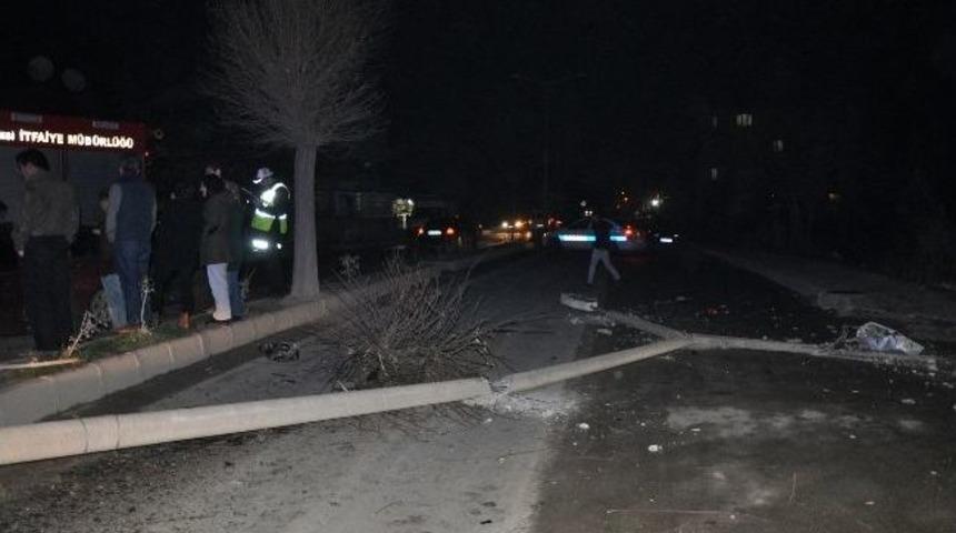 Ehliyetsiz S&uuml;r&uuml;c&uuml; Beton Direği Yıktı