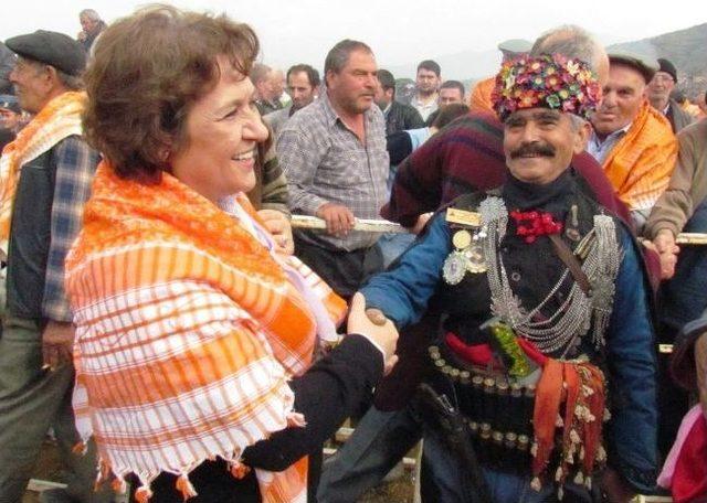 Chp Milletvekili Birgül Ayman Güler’e Ödemiş'teki Deve Güreşlerinde Sevgi Seli