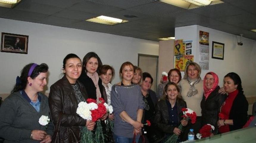 Devrek&rsquo;te Kadınlar G&uuml;n&uuml;nde Karanfilli Kutlama