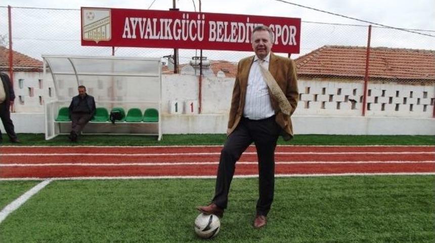 Ayvalıkg&uuml;c&uuml;ne Başkan T&uuml;rk&ouml;zen Ve Meclis &Uuml;yelerinden Baklavalı Jest