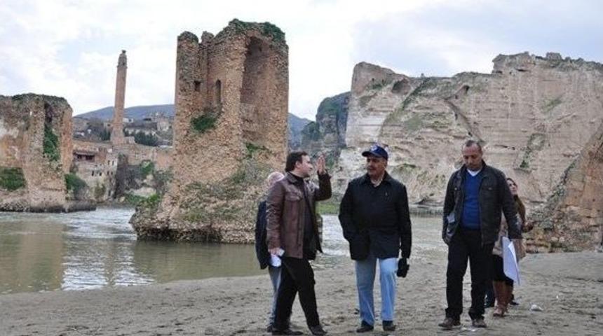 B&uuml; Rekt&ouml;r&uuml; Ve Hasankeyf Kazı Başkanı Hasankeyf&rsquo;i Ziyaret Etti
