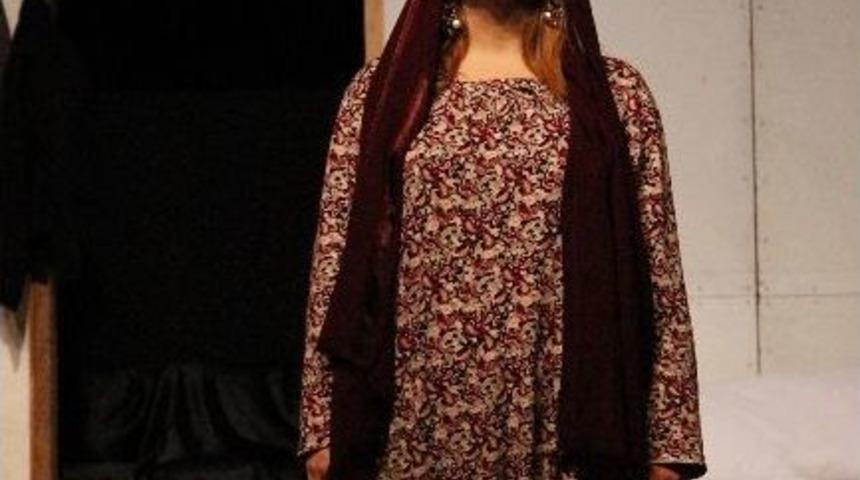 Kurban Adlı Oyun Sahnelendi