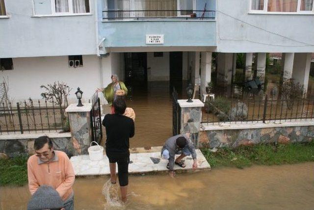 Edremit'te Selzedelere İlk Koşan Yardım Kuruluşu Kızılay Oldu