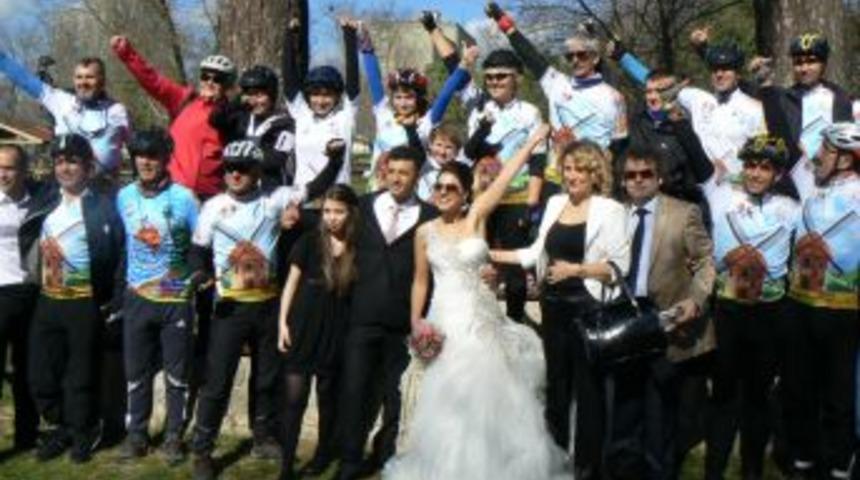 Bisikletçilerin Gelin Arabası Da 3 Tekerlekli Bisiklet Oldu