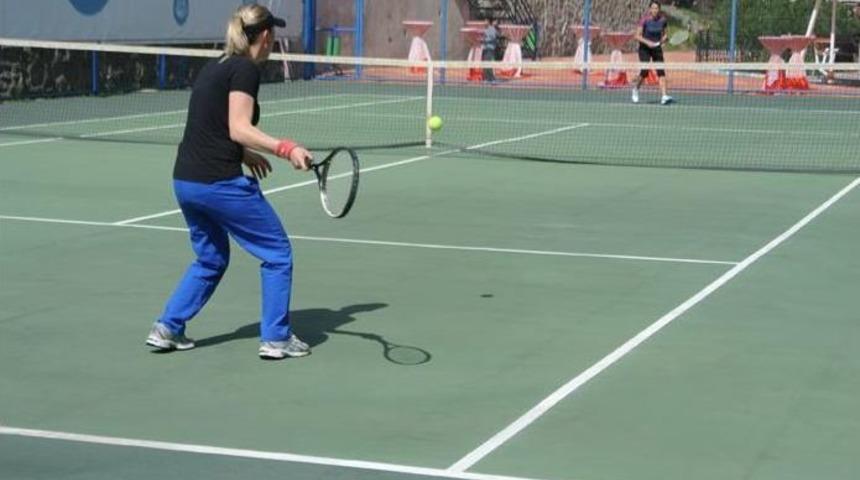 Tenis Turnuvasının Birincisi Sağlık Müdürü Oldu