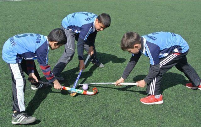 Osmaniye Hokey Turnuvası'na 6 Takım 80 Sporcu Katıldı