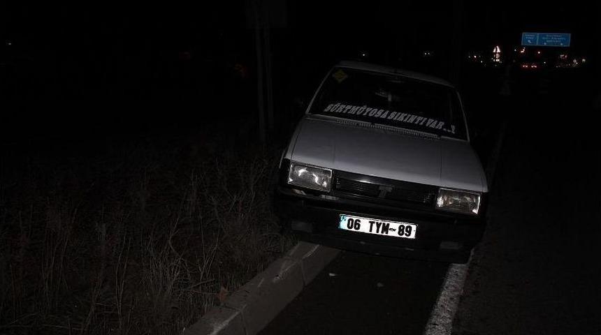 Otomobil Aydınlatma Direğine &Ccedil;arptı: 1 &Ouml;l&uuml; 5 Yaralı
