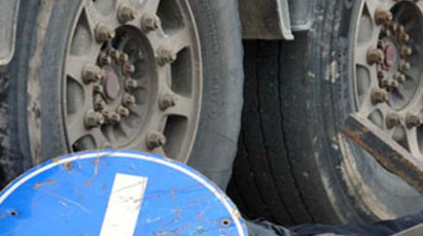 Beton mikserinin tekerleği yayanın başını ezdi