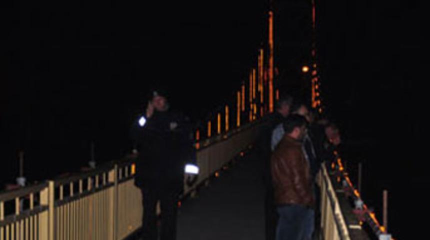 Genç kız köprüden atladı