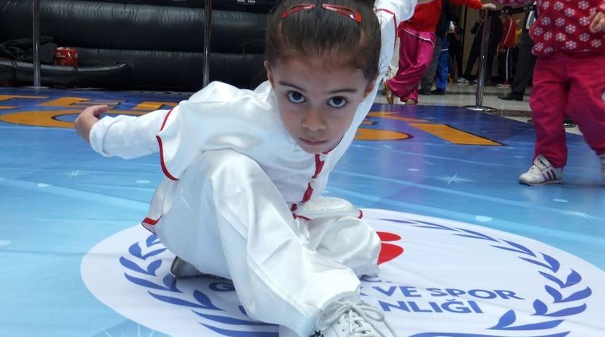 Wushu Sporcuları AVM&rsquo;de G&ouml;steri Yaptı