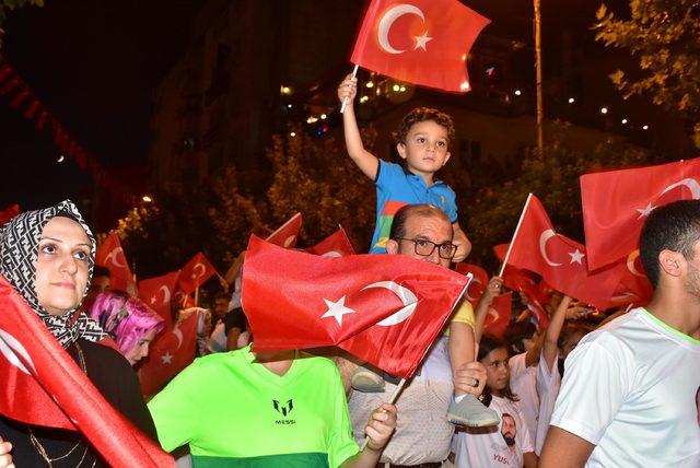 Manisalılar 15 Temmuz'da meydanları doldurdu