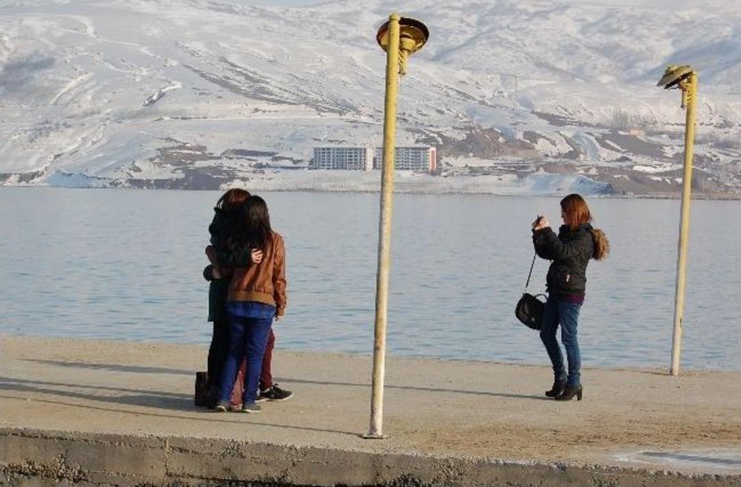 Tatvan&rsquo;da İki Mevsim Bir Arada