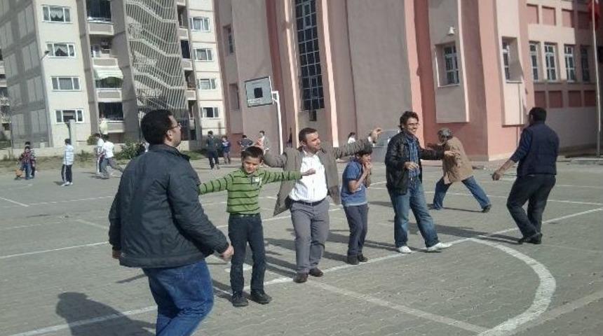 Y&ouml;netimin Değişmesini Oynayarak Kutladılar