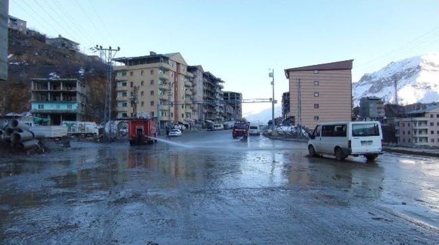 Şemdinli&rsquo;de &Ccedil;amurlu Yollar Yıkandı