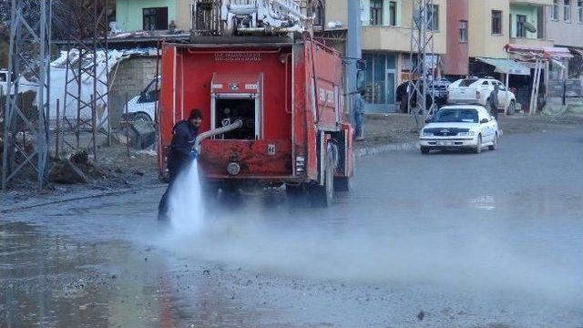 Şemdinli’de Çamurlu Yollar Yıkandı