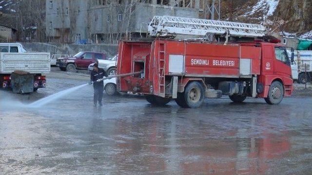 Şemdinli’de Çamurlu Yollar Yıkandı