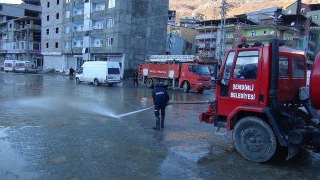 Şemdinli’de Çamurlu Yollar Yıkandı