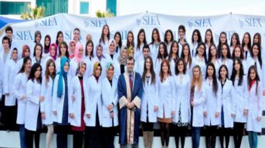 Şifa Üniversitesi'nin Bütün Öğrencileri Törenle Beyaz Önlük Giydi
