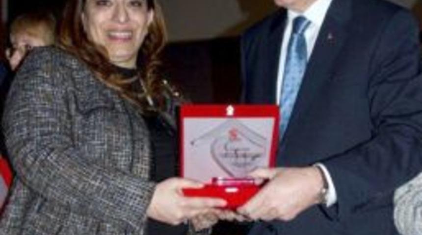 Kayserili Işkadını Başbakan Erdoğan&rsquo;ın Elinden &Ouml;d&uuml;l&uuml;n&uuml; Aldı