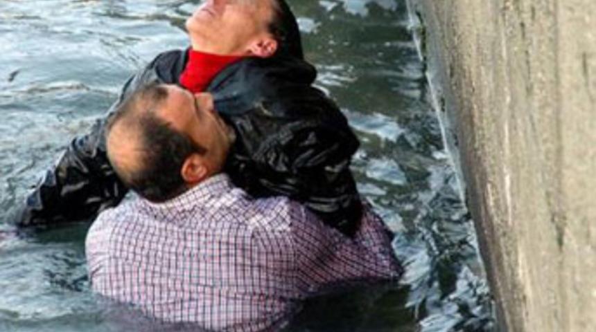 Boğulmaktan polis kurtardı