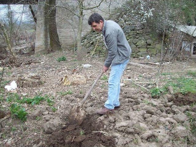 Köylü Şair Şiirlerini Kitap Haline Getirmek İstiyor