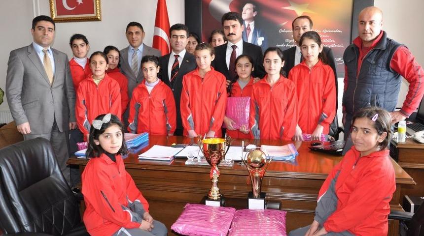 Badmintonda Başarılı Kız &Ouml;ğrenciler &Ouml;d&uuml;llendirildi