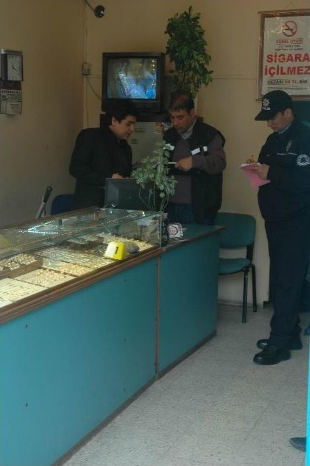 Cam Kırıp Kuyumcu Soyan Şahıslar Polisten Ka&ccedil;amadı