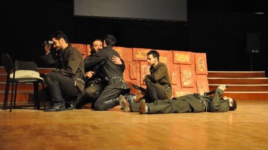 Atat&uuml;rk &Uuml;niversitesi &Ouml;ğrencileri&rsquo;nden &ldquo;&ccedil;anakkale&rdquo; Tiyatrosu