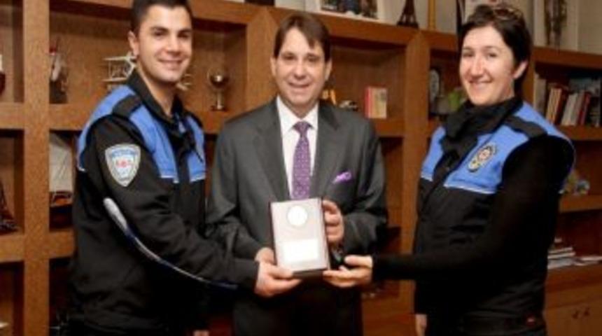 Mavi Meleklerden Tartan&rsquo;a Plaket