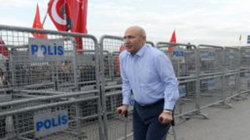 CHP&rsquo;li Vekil, Koltuk Değneğiyle Ergenekon Duruşmasına Geldi