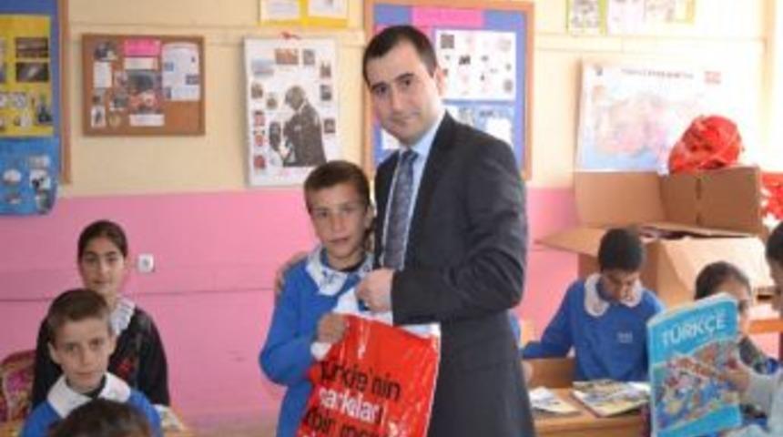 &Ouml;grencilere Yardım Dağıtımı