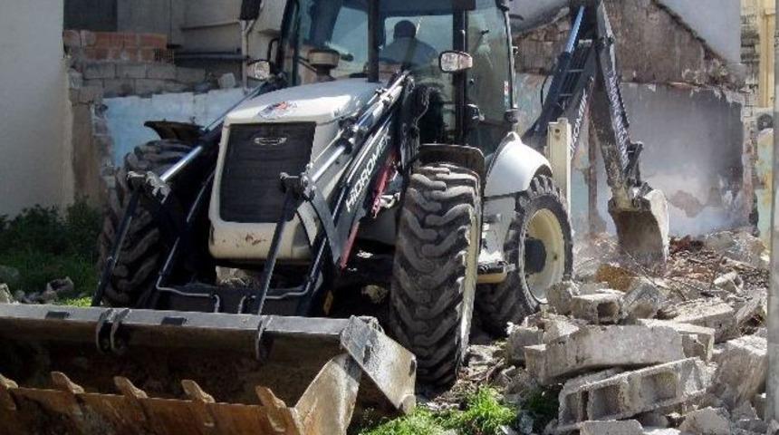 Akdeniz'de Metruk Binaların Yıkımına Devam Ediliyor