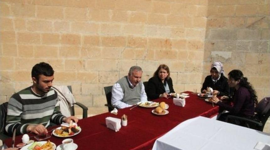 Rekt&ouml;r&rsquo;&rsquo; Mutlu&rsquo;&rsquo; &Ouml;grencilerele Kahvaltıda Buluştu