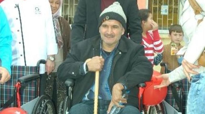23 Engelli Vatandaşa Tekerlekli Sandalye