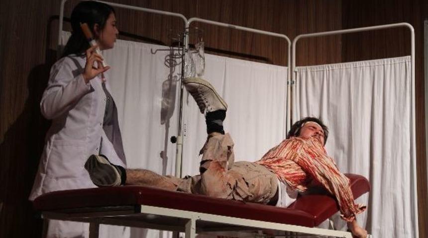 Acil Servis Tiyatro Oyunu İzleyenlerden Tam Not Aldı