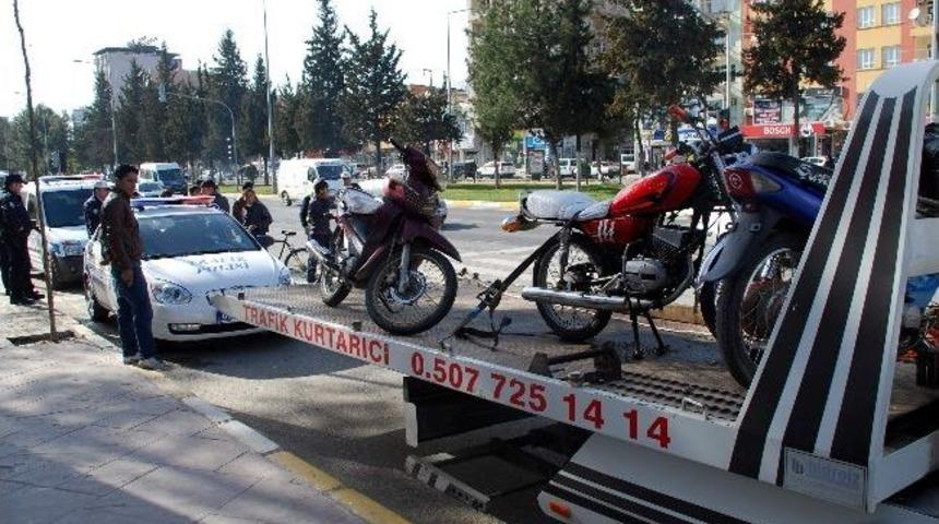 Trafik Polisleri Uygunsuz Motosikletlere Göz Açtırmıyor